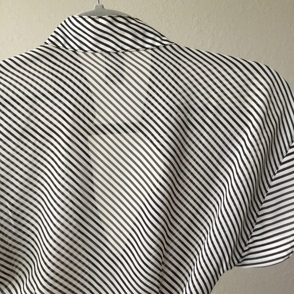 F O R E V ER 21 sheer V-neck top - Picture 8 of 8